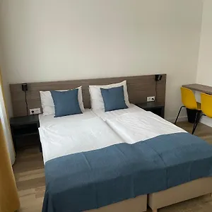 Hotel Res, Budapest